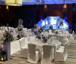 Wedding reception hall and stage decorated in flowers_BlvdChangi