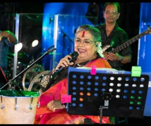 A woman singing on stage while holding a microphone_BlvdChangi