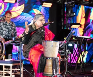 A woman with her band singing while holding a microphone_BlvdChangi